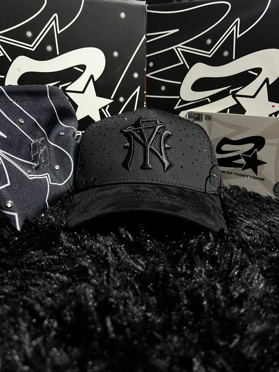 Gorra ThirtyOne Hats “NY FOREVER” Total black FULL SET CAJA CUBREPOLVO CERTIFICADO