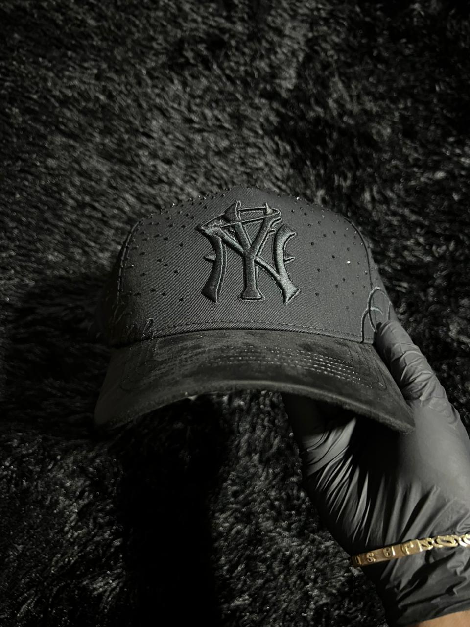 Gorra ThirtyOne Hats “NY FOREVER” Total black FULL SET CAJA CUBREPOLVO CERTIFICADO
