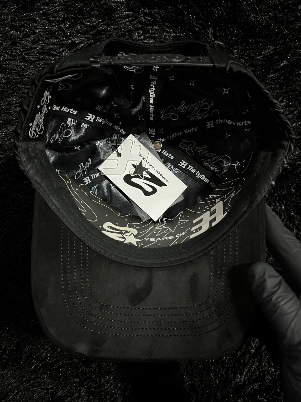 Gorra ThirtyOne Hats “NY FOREVER” Total black FULL SET CAJA CUBREPOLVO CERTIFICADO